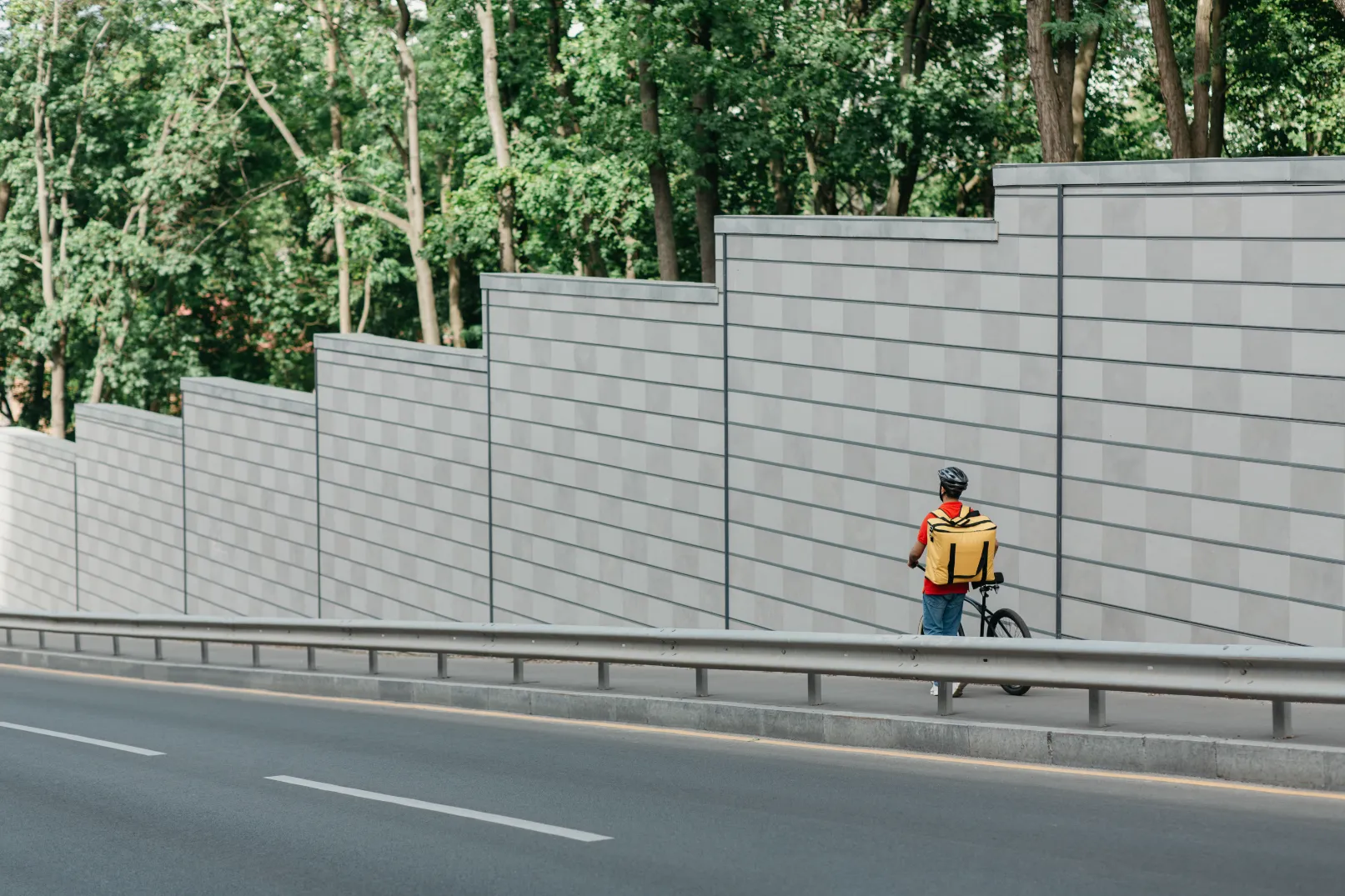 Concrete Block Retaining Wall Guide - A Concrete Block Retaining Wall Along a Major Road